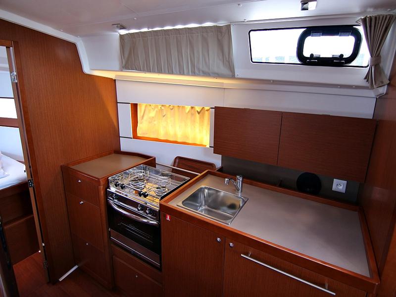 Book yachts online - sailboat - OCEANIS 38.1 BT - ARIELA  - rent