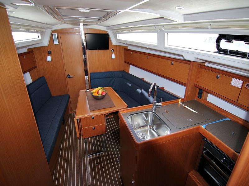 Book yachts online - sailboat - BAVARIA C 34 - BELLA - rent