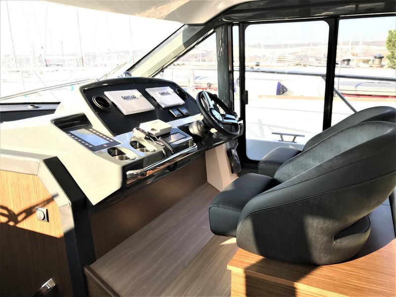 Book yachts online - motorboat - Bavaria R40 FLY - STEP TWO - rent