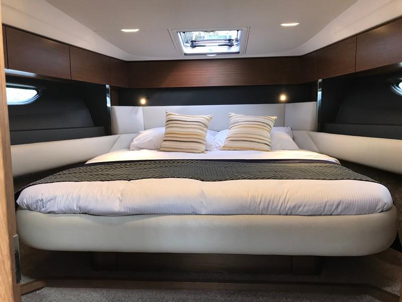 Book yachts online - motorboat - Bavaria R40 FLY - STEP TWO - rent
