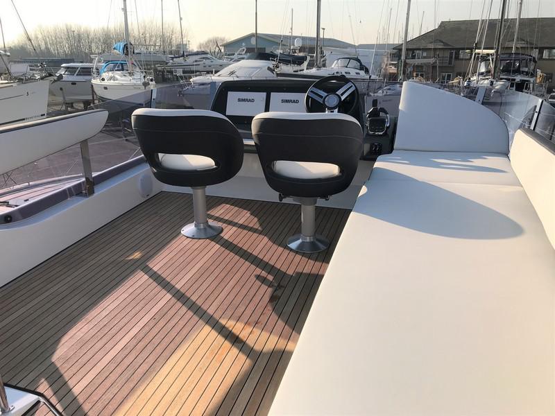 Book yachts online - motorboat - Bavaria R40 FLY - STEP TWO - rent