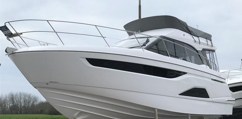 Book yachts online - motorboat - Bavaria R40 FLY - STEP TWO - rent