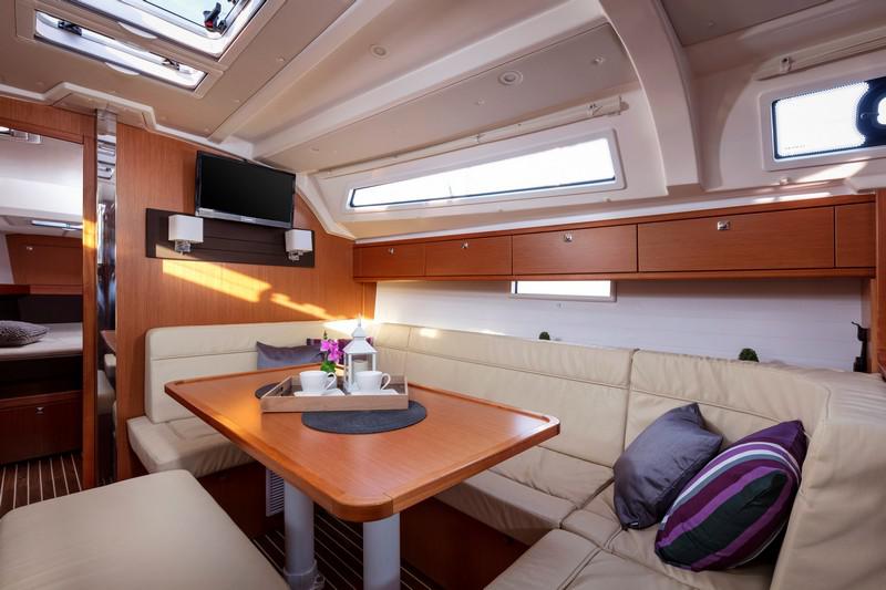 Book yachts online - sailboat - Bavaria Cruiser 41 - NINA - rent