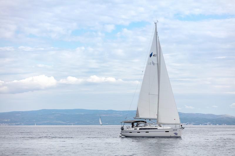 Book yachts online - sailboat - Bavaria Cruiser 41 - NINA - rent