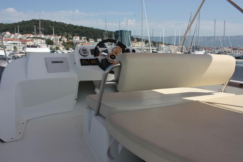 Book yachts online - motorboat - Beneteau Antares 30 Fly - RIMA - rent
