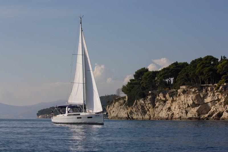 Book yachts online - sailboat - Beneteau Oceanis 35 - JEAN MICHEL - rent