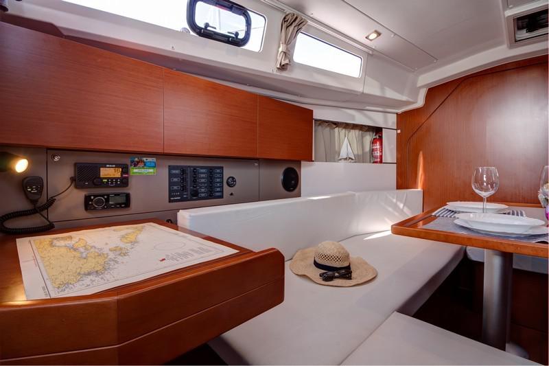 Book yachts online - sailboat - Beneteau Oceanis 35 - JEAN MICHEL - rent