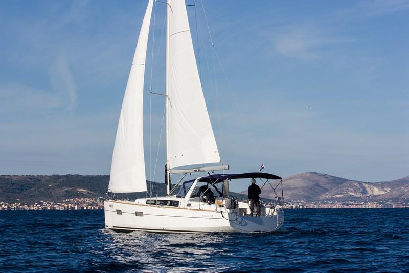 Book yachts online - sailboat - Beneteau Oceanis 38 - ARSEN - rent