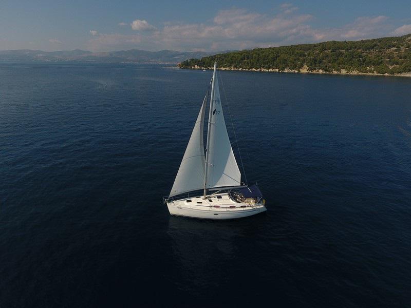 Book yachts online - sailboat - Bavaria 37 Cruiser - SILVIJA - rent