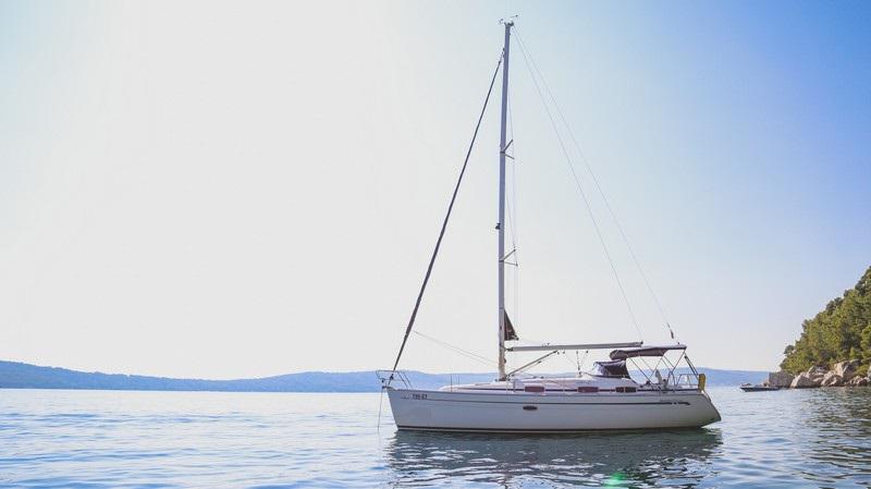 Book yachts online - sailboat - Bavaria 37 Cruiser - SILVIJA - rent
