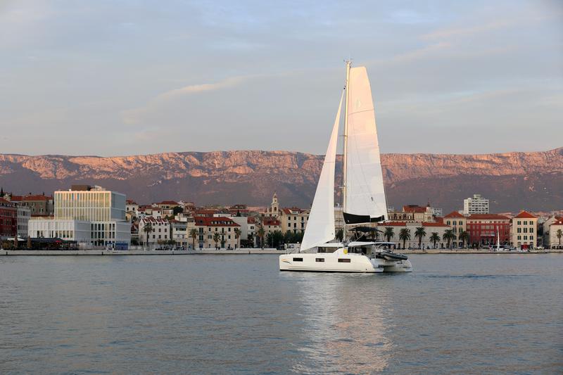 Book yachts online - catamaran - Lagoon 46 Fly - LADY POINT  - rent