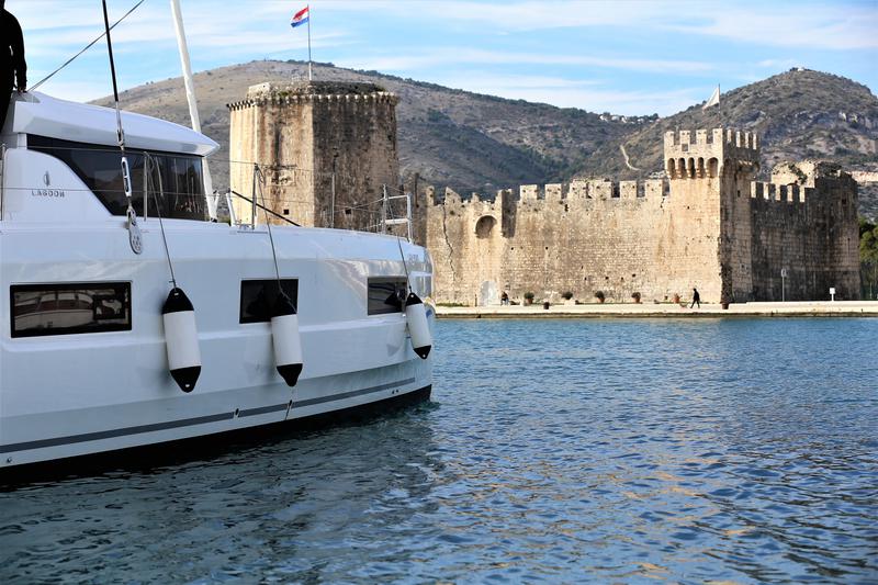 Book yachts online - catamaran - Lagoon 46 Fly - LADY POINT  - rent