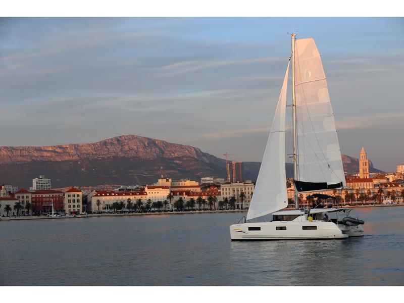 Book yachts online - catamaran - Lagoon 46 Fly - LADY POINT  - rent
