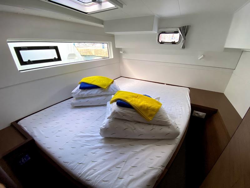 Book yachts online - catamaran - Lagoon 40 - HEROINA - rent