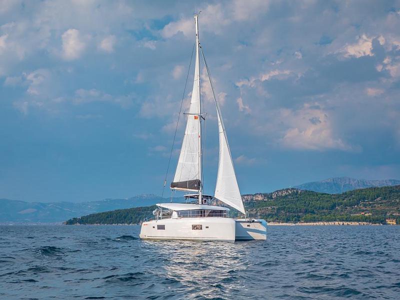 Book yachts online - catamaran - Lagoon 42 - SEA VOYAGER - CREWED - rent