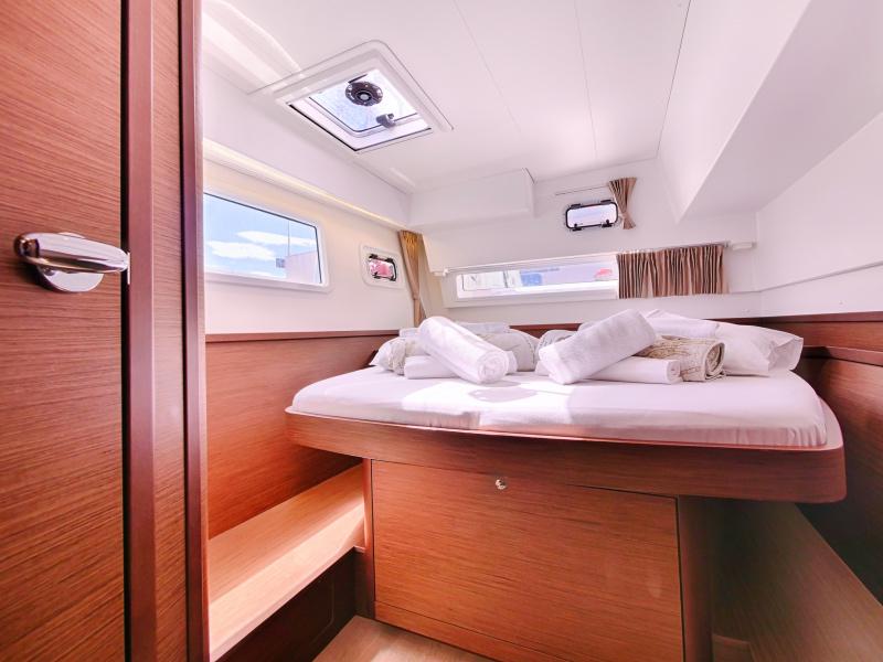 Book yachts online - catamaran - Lagoon 42 - SEA VOYAGER - CREWED - rent