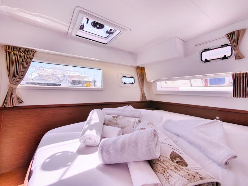 Book yachts online - catamaran - Lagoon 42 - SEA VOYAGER - CREWED - rent