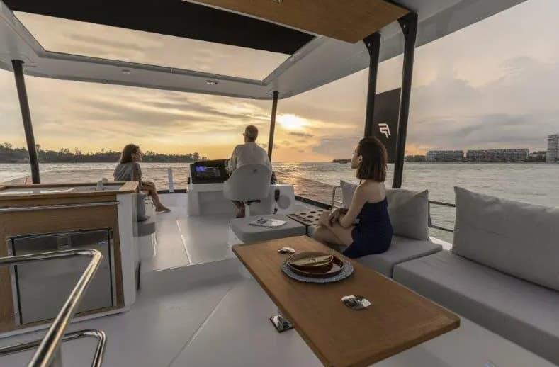 Book yachts online - motorboat - Fountaine Pajot M/Y 40 - BELUGA - rent