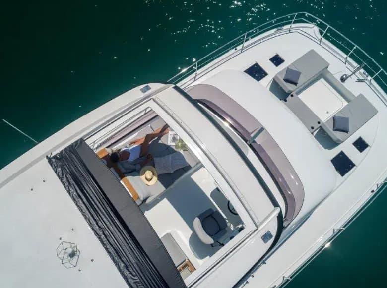 Book yachts online - motorboat - Fountaine Pajot M/Y 40 - BELUGA - rent