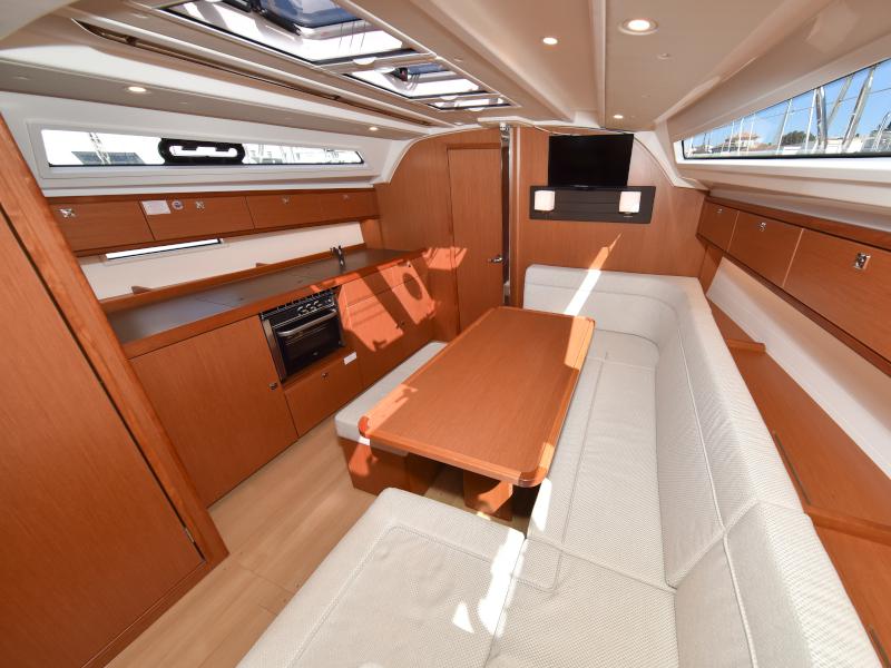 Book yachts online - sailboat - Bavaria Cruiser 41 - NIXIE - rent