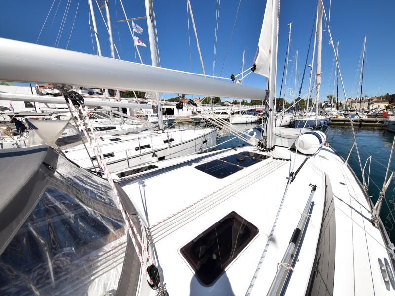 Book yachts online - sailboat - Bavaria Cruiser 41 - NIXIE - rent