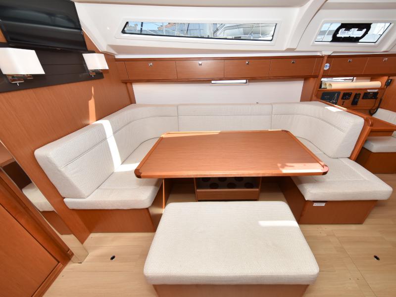 Book yachts online - sailboat - Bavaria Cruiser 41 - NIXIE - rent