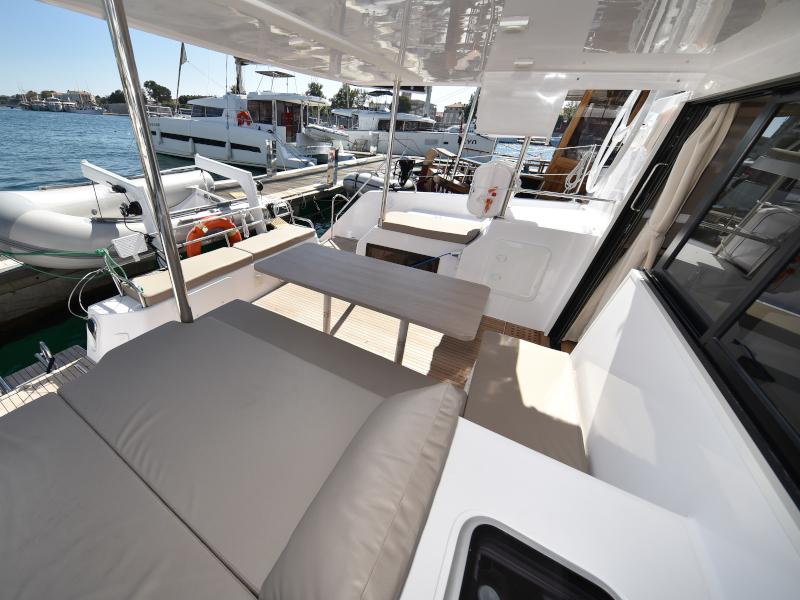 Book yachts online - catamaran - Aventura 34 - LAUREMI - rent