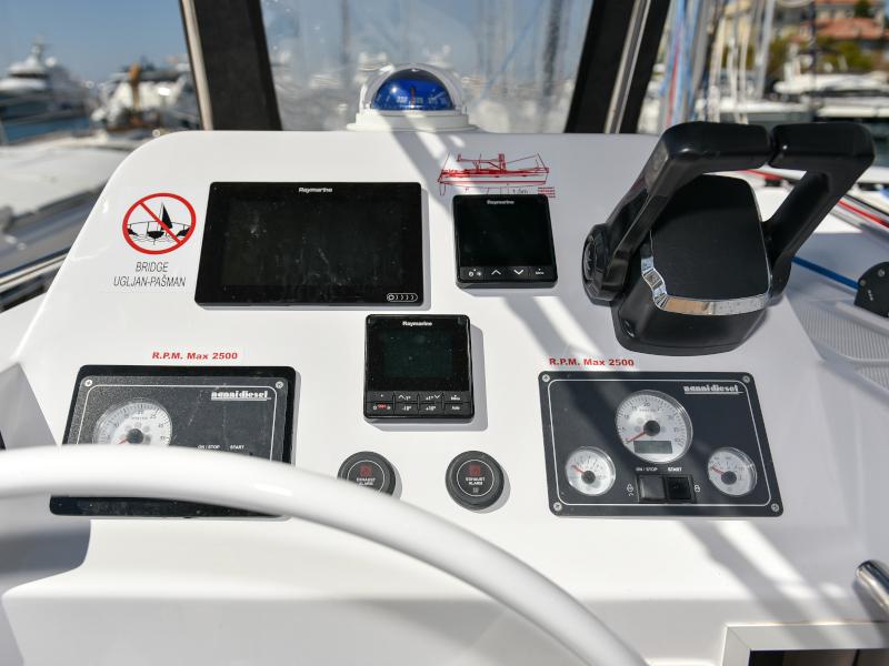 Book yachts online - catamaran - Aventura 34 - LAUREMI - rent