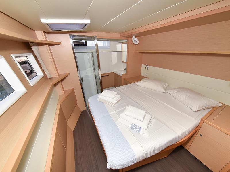 Book yachts online - catamaran - Lagoon 520 Flybridge - Largo Winch - rent