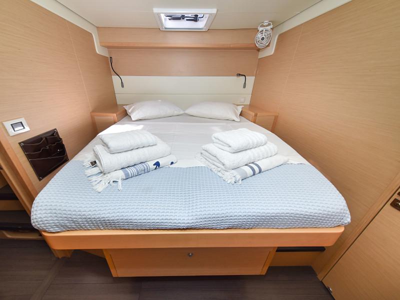 Book yachts online - catamaran - Lagoon 520 Flybridge - Largo Winch - rent