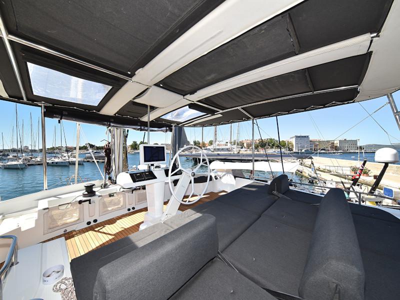Book yachts online - catamaran - Lagoon 520 Flybridge - Largo Winch - rent