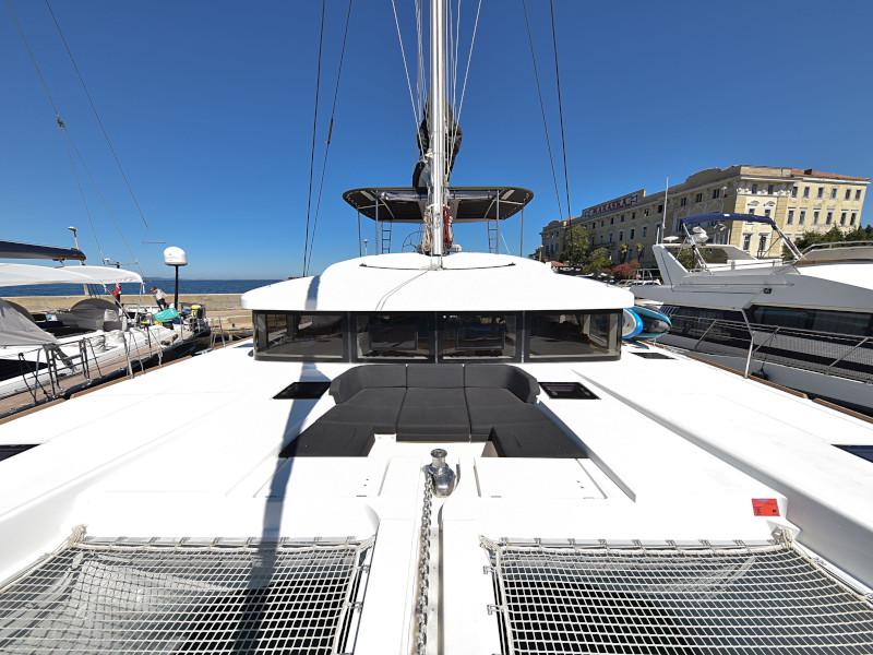 Book yachts online - catamaran - Lagoon 520 Flybridge - Largo Winch - rent