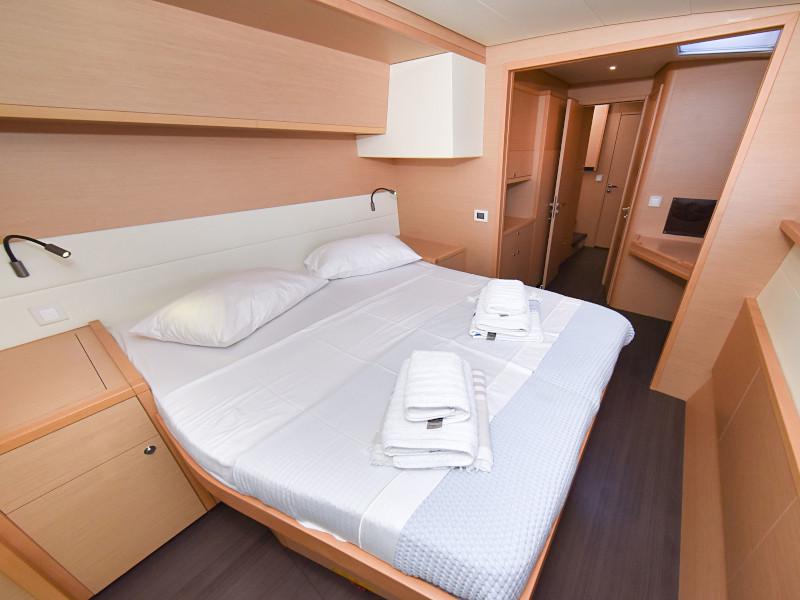 Book yachts online - catamaran - Lagoon 520 Flybridge - Largo Winch - rent