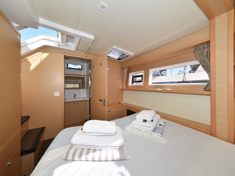 Book yachts online - catamaran - Lagoon 520 Flybridge - Largo Winch - rent