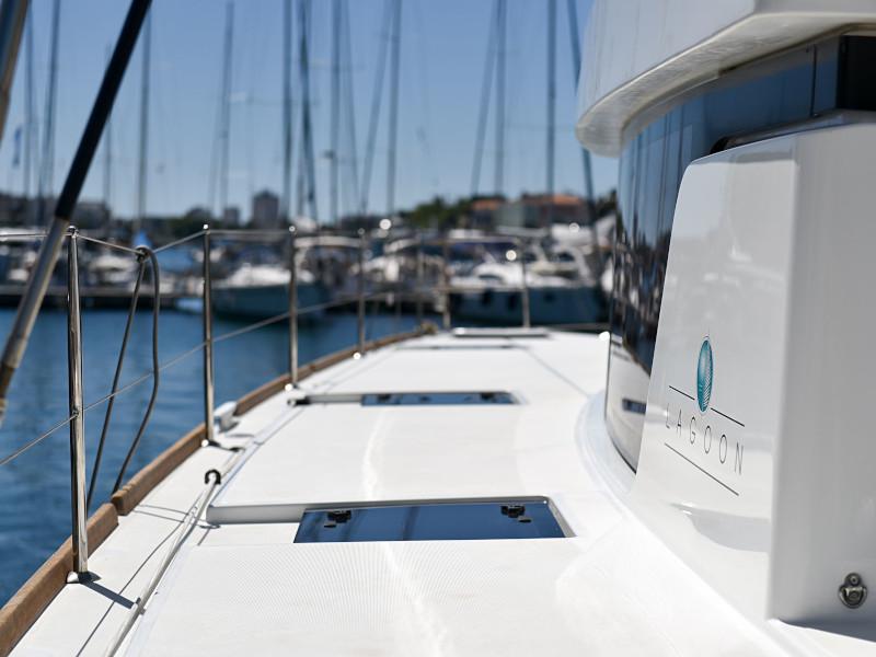 Book yachts online - catamaran - Lagoon 520 Flybridge - Largo Winch - rent