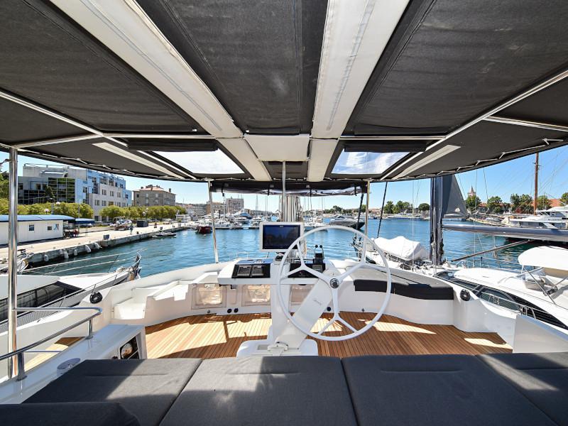 Book yachts online - catamaran - Lagoon 520 Flybridge - Largo Winch - rent