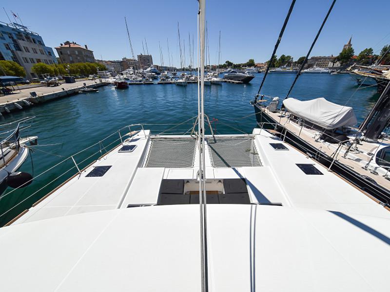 Book yachts online - catamaran - Lagoon 520 Flybridge - Largo Winch - rent