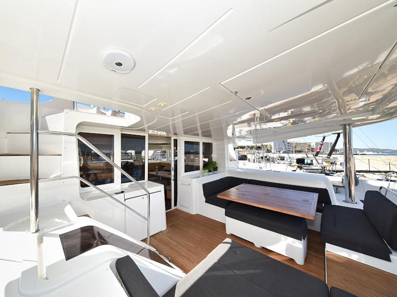 Book yachts online - catamaran - Lagoon 520 Flybridge - Largo Winch - rent