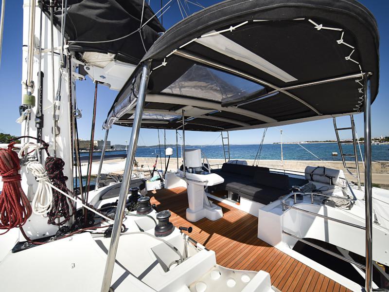 Book yachts online - catamaran - Lagoon 520 Flybridge - Largo Winch - rent