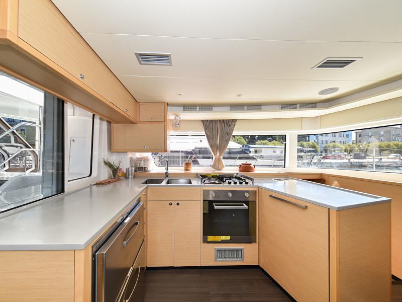 Book yachts online - catamaran - Lagoon 520 Flybridge - Largo Winch - rent