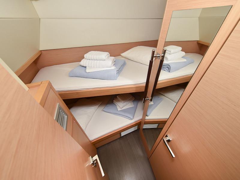 Book yachts online - catamaran - Lagoon 520 Flybridge - Largo Winch - rent
