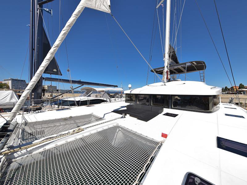 Book yachts online - catamaran - Lagoon 520 Flybridge - Largo Winch - rent