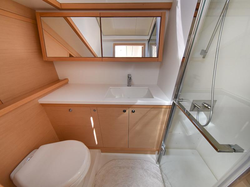 Book yachts online - catamaran - Lagoon 520 Flybridge - Largo Winch - rent