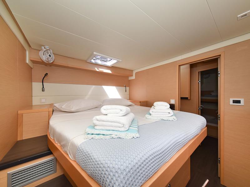 Book yachts online - catamaran - Lagoon 520 Flybridge - Largo Winch - rent