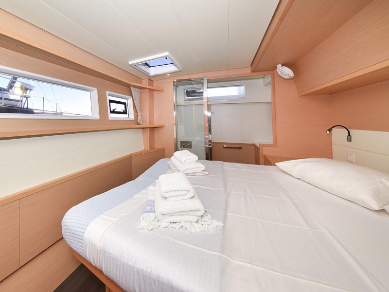 Book yachts online - catamaran - Lagoon 520 Flybridge - Largo Winch - rent