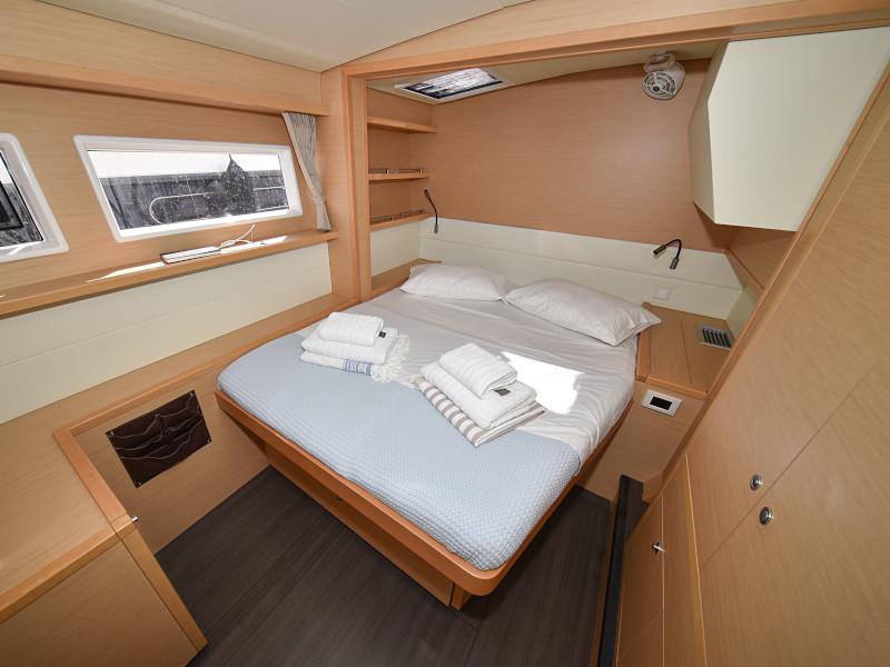 Book yachts online - catamaran - Lagoon 520 Flybridge - Largo Winch - rent