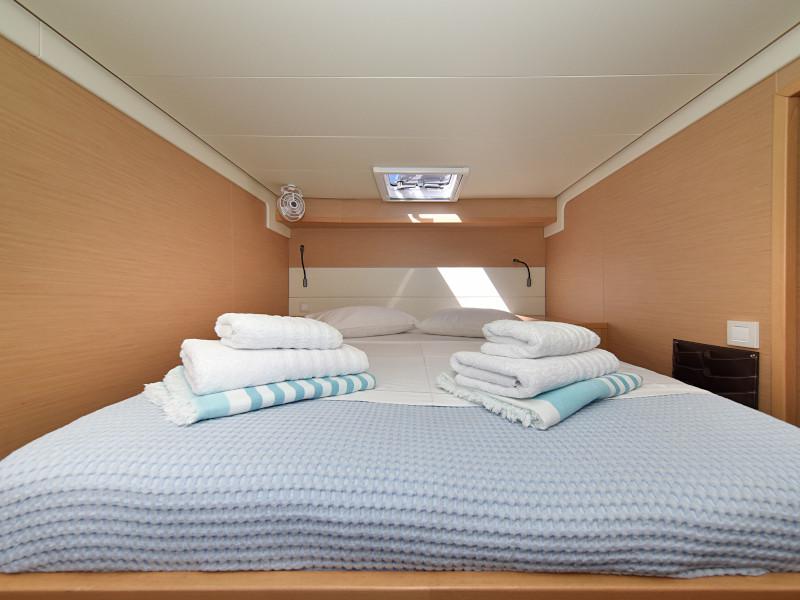 Book yachts online - catamaran - Lagoon 520 Flybridge - Largo Winch - rent