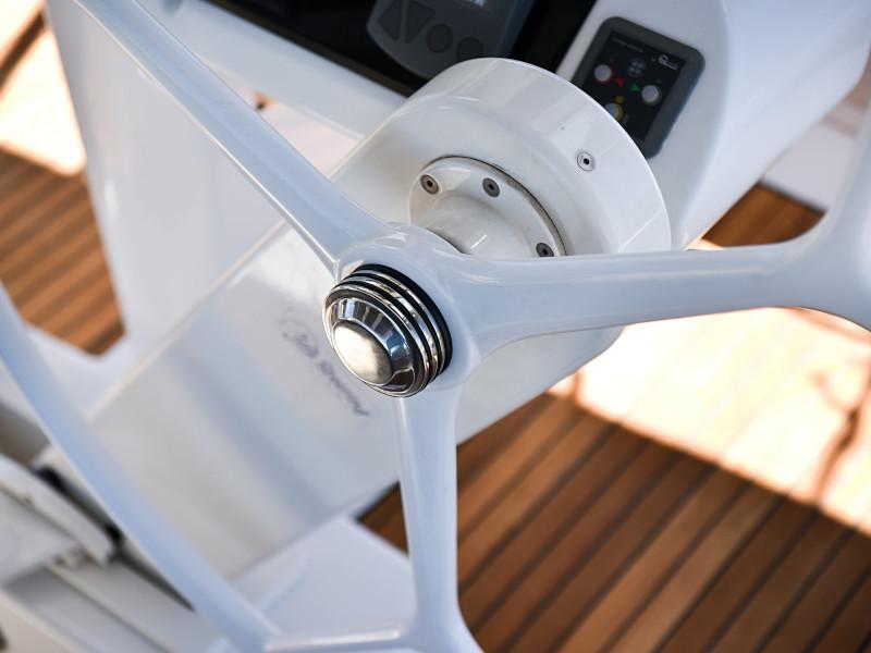 Book yachts online - catamaran - Lagoon 520 Flybridge - Largo Winch - rent