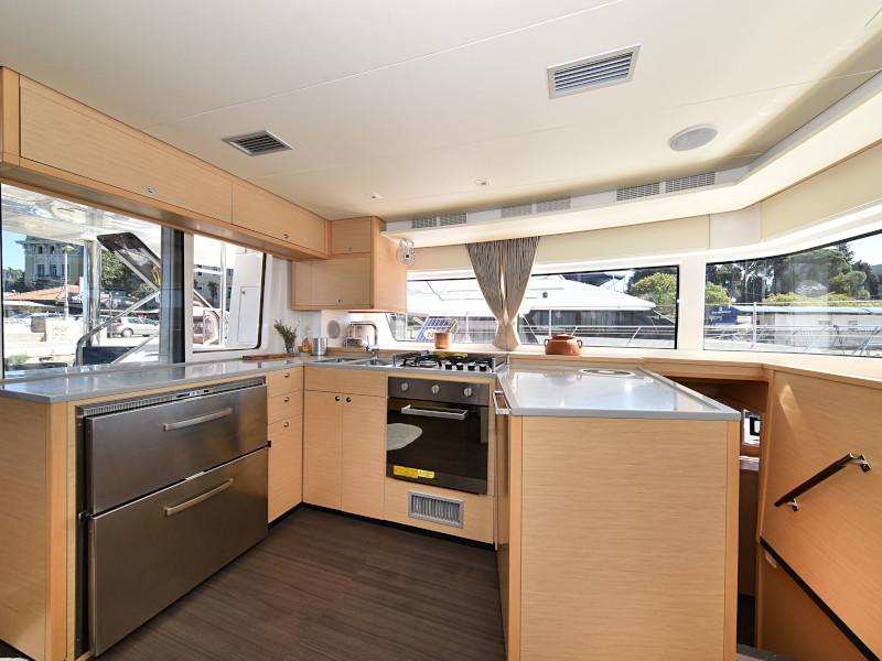 Book yachts online - catamaran - Lagoon 520 Flybridge - Largo Winch - rent