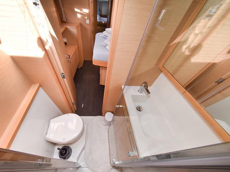 Book yachts online - catamaran - Lagoon 520 Flybridge - Largo Winch - rent